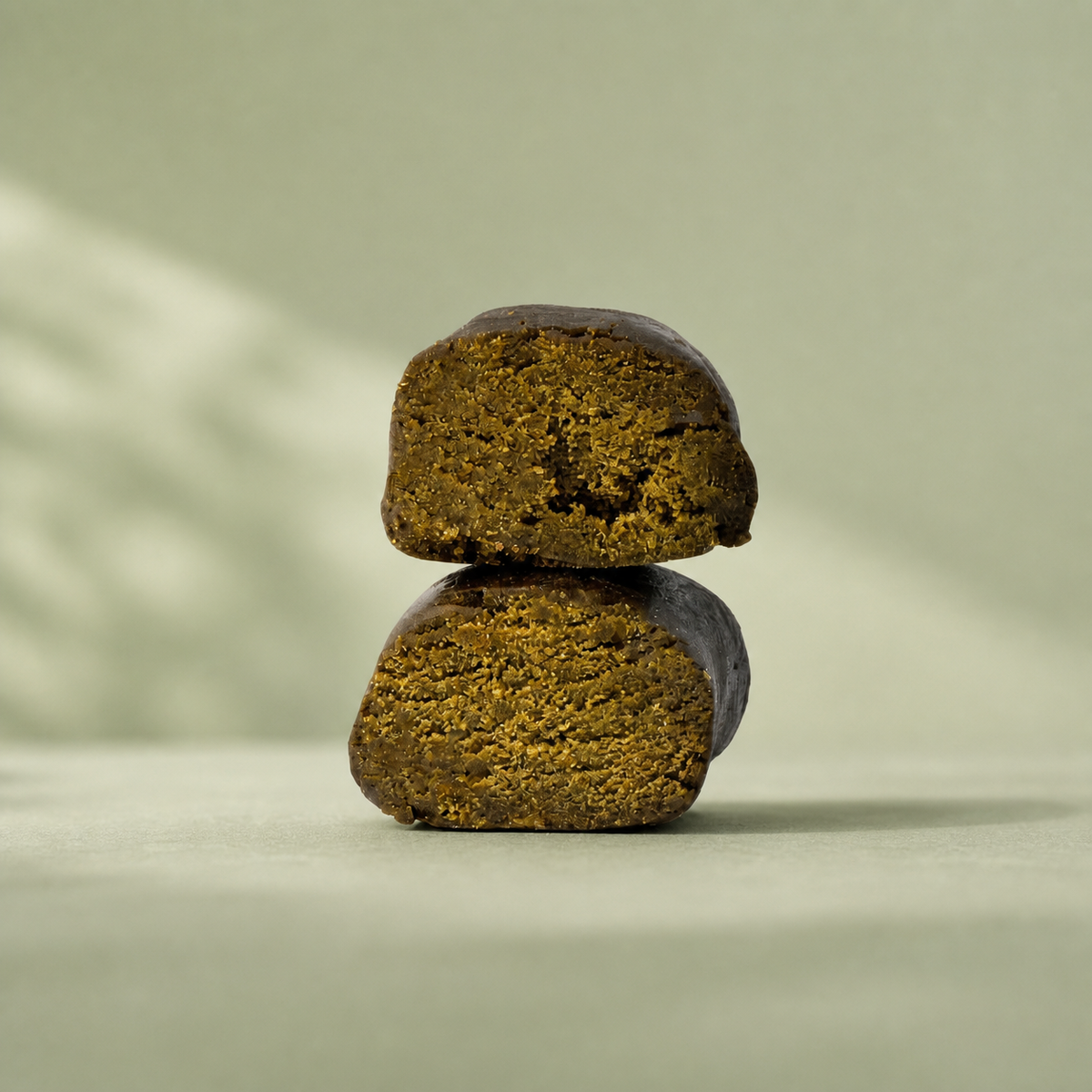 Résine CBD Black Butter sur fond vert sauge